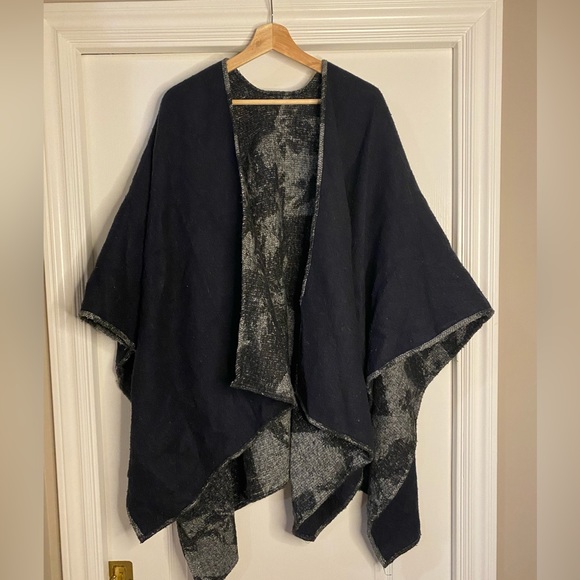 LOLË Shawl | O/S - Picture 5 of 5